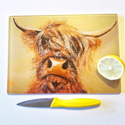 Glass Cutting Board – Windy the Highland Cow- 20cm x 28cm – SMOOTH